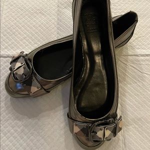 Adorable Burberry metallic color flats!